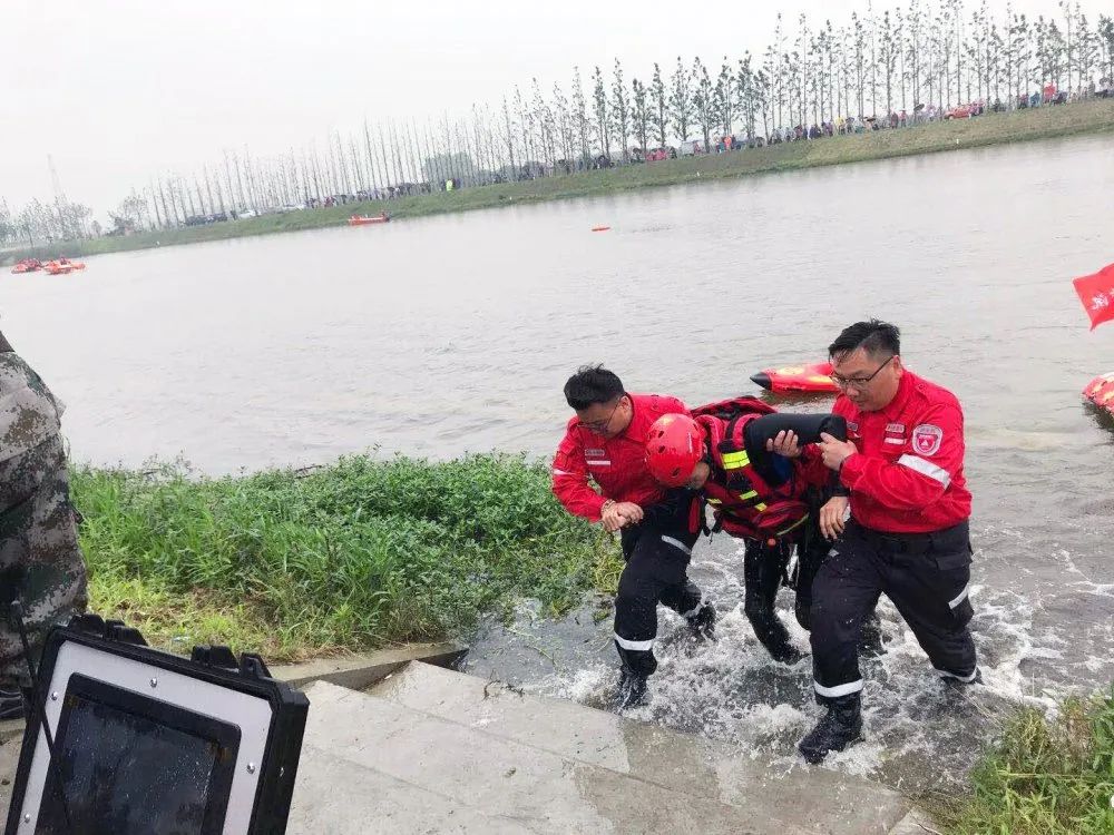R1水上救援機(jī)器人參與揚(yáng)州市防汛搶險(xiǎn)實(shí)戰(zhàn)演習(xí)